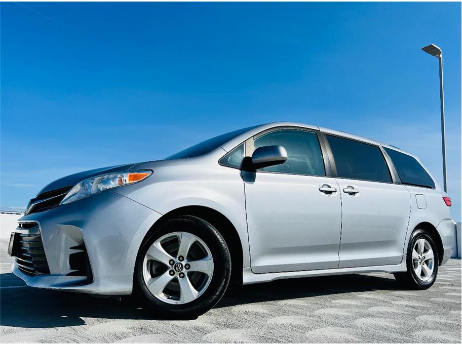 2018 Toyota Sienna from Cosmo Auto Group