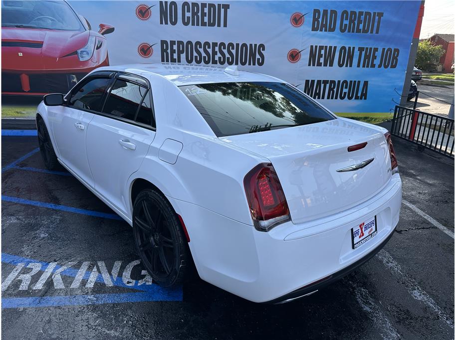 2018 Chrysler 300 S photo 12