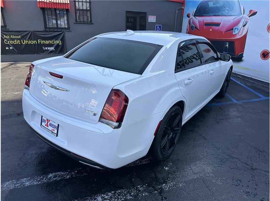 2018 Chrysler 300 S photo 14