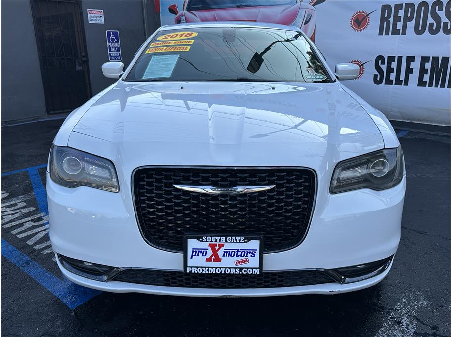 2018 Chrysler 300 S photo 2