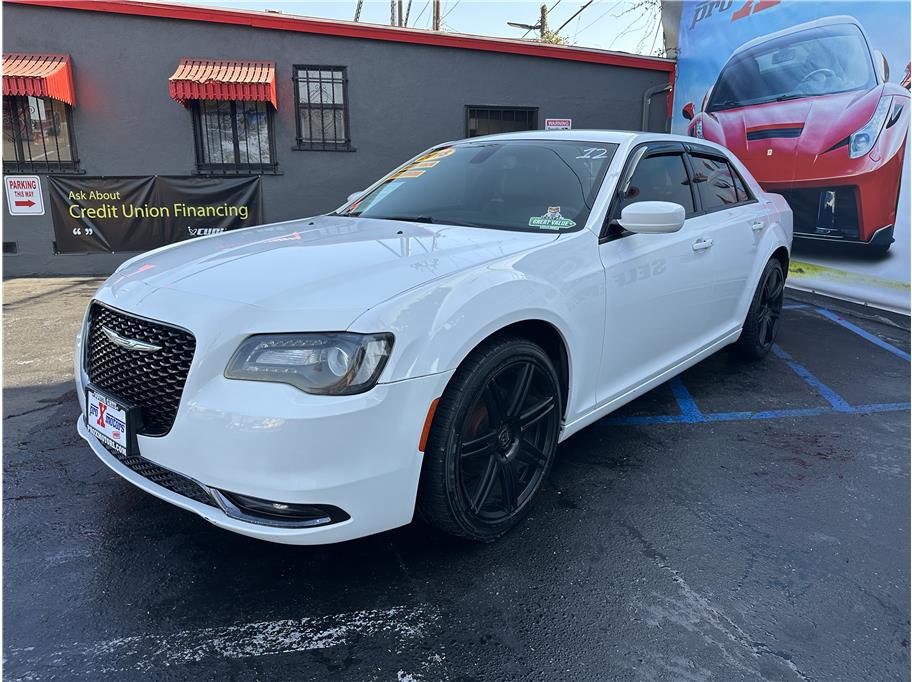 2018 Chrysler 300 S photo 3