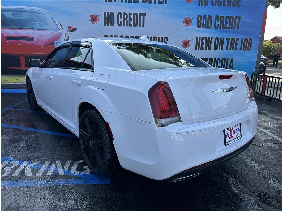 2018 Chrysler 300 S photo 4