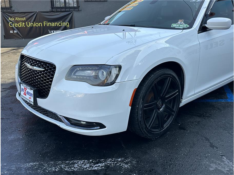 2018 Chrysler 300 S photo 7