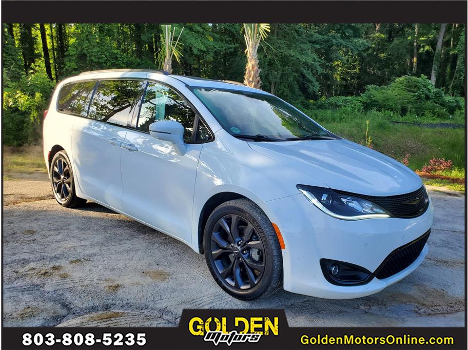 2018 Chrysler Pacifica from GOLDEN MOTORS