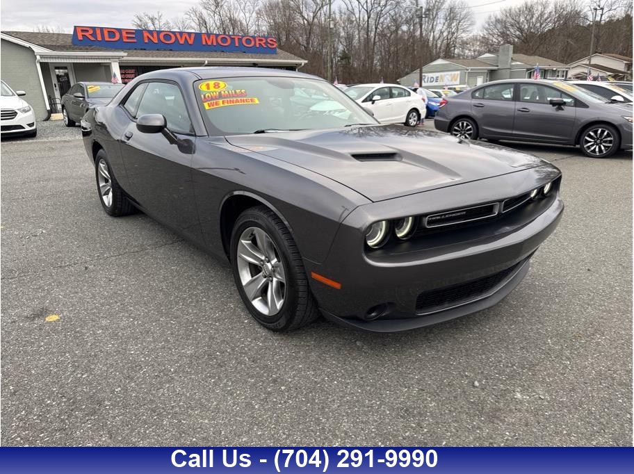 2018 Dodge Challenger SXT photo 1