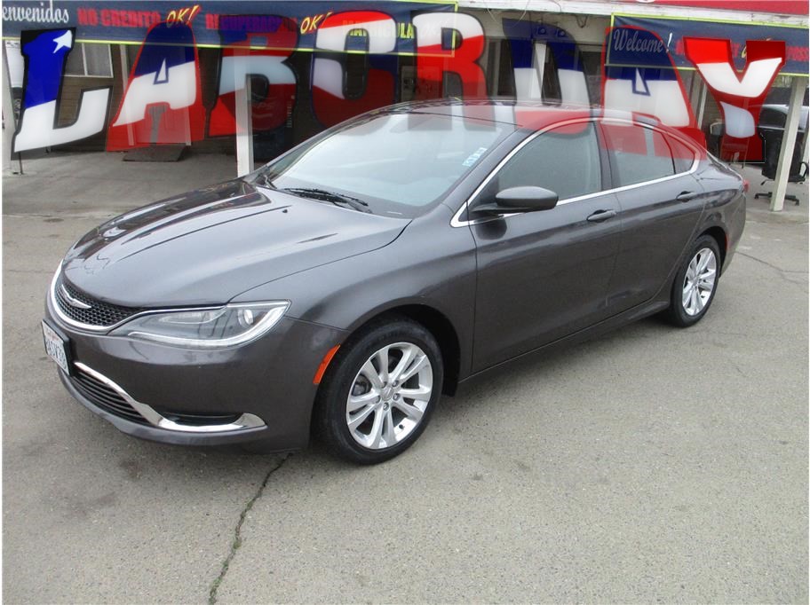 2015 Chrysler 200 from Universal Auto